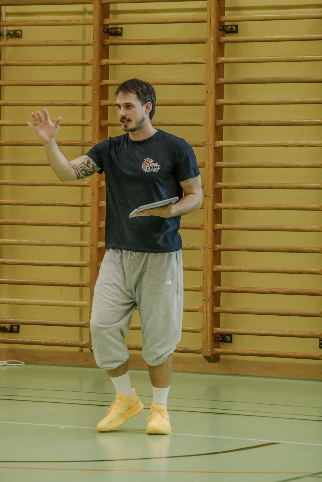 Ein Camper schaut beim Training begeistert nach oben