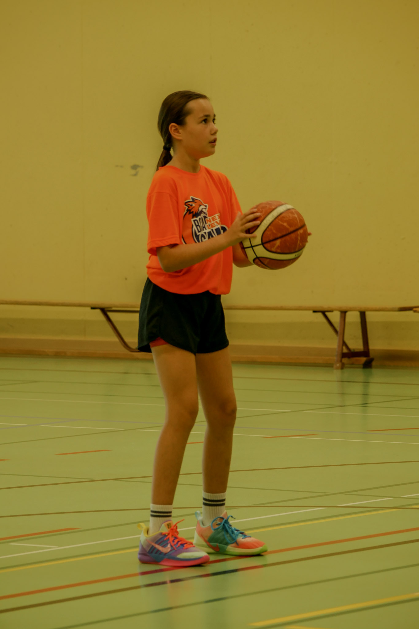 Ein Camper hält einen Basketball in Bereitschaftsstellung
