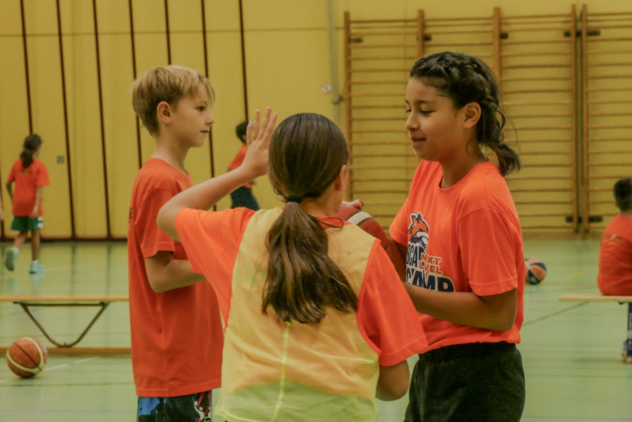 Camper geben sich High-Fives und feuern einander an