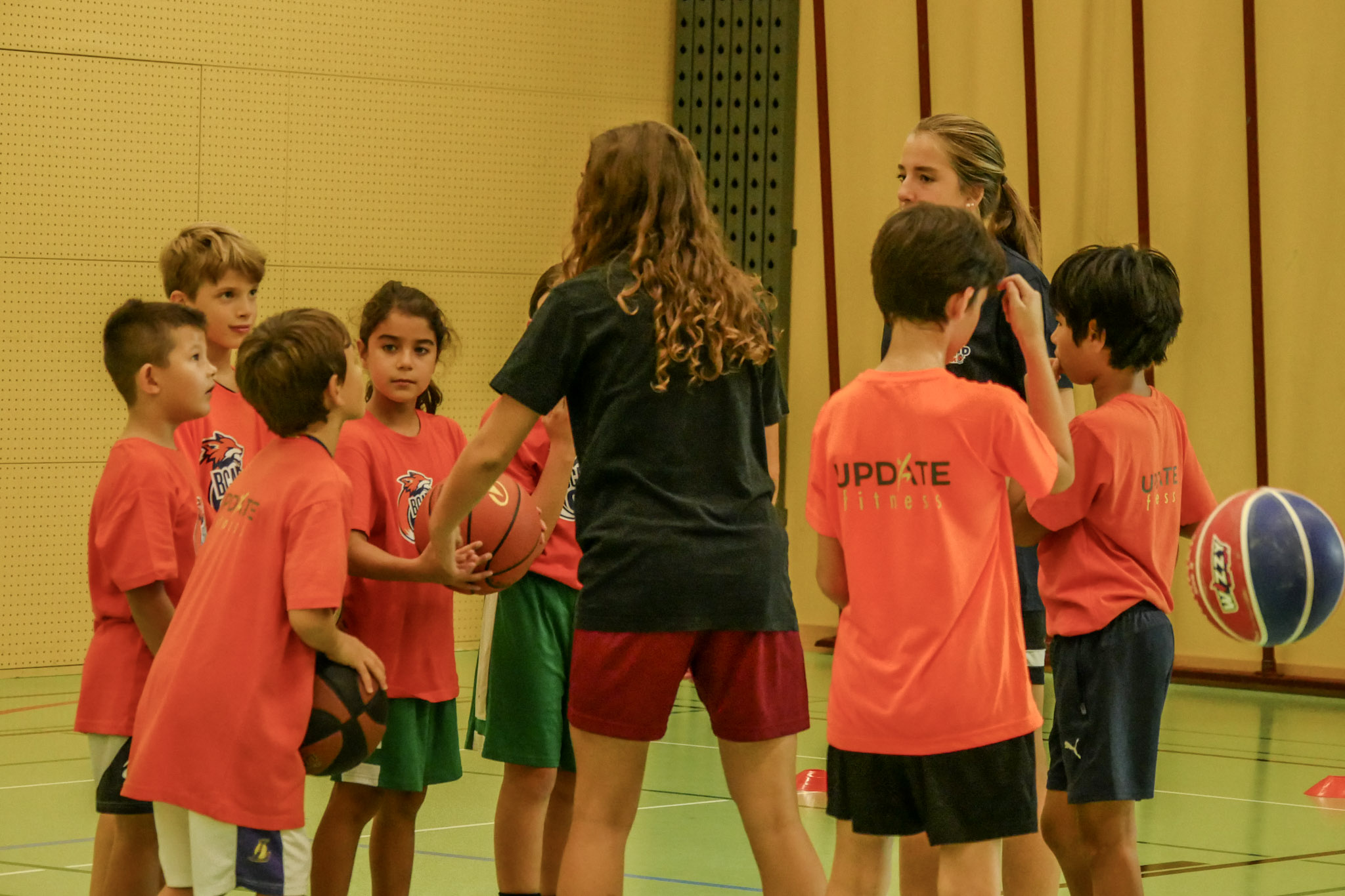Trainer beobachten das Aufwärmen der Camper