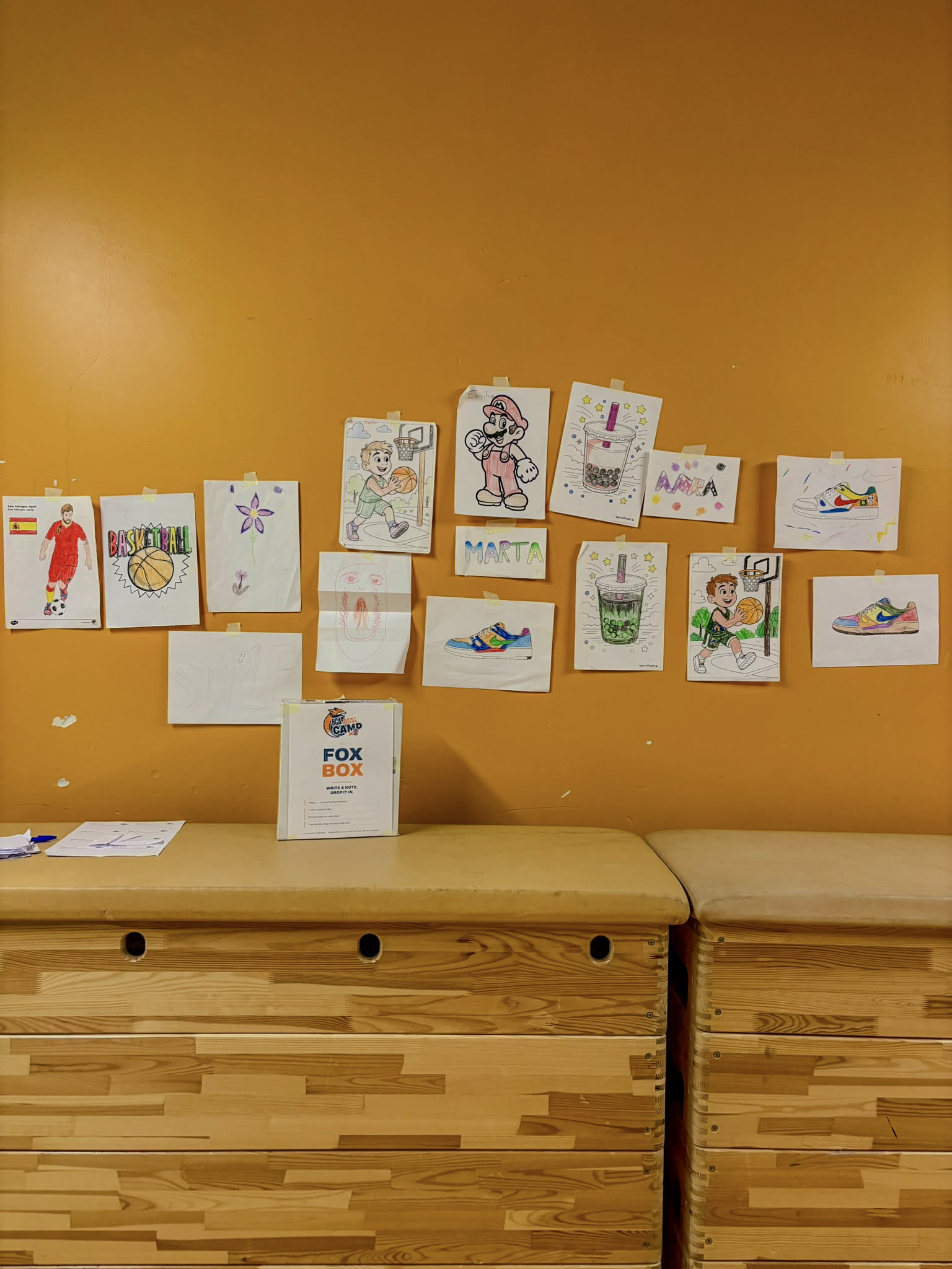 Zeichnungen der Camper in der Artwork Corner