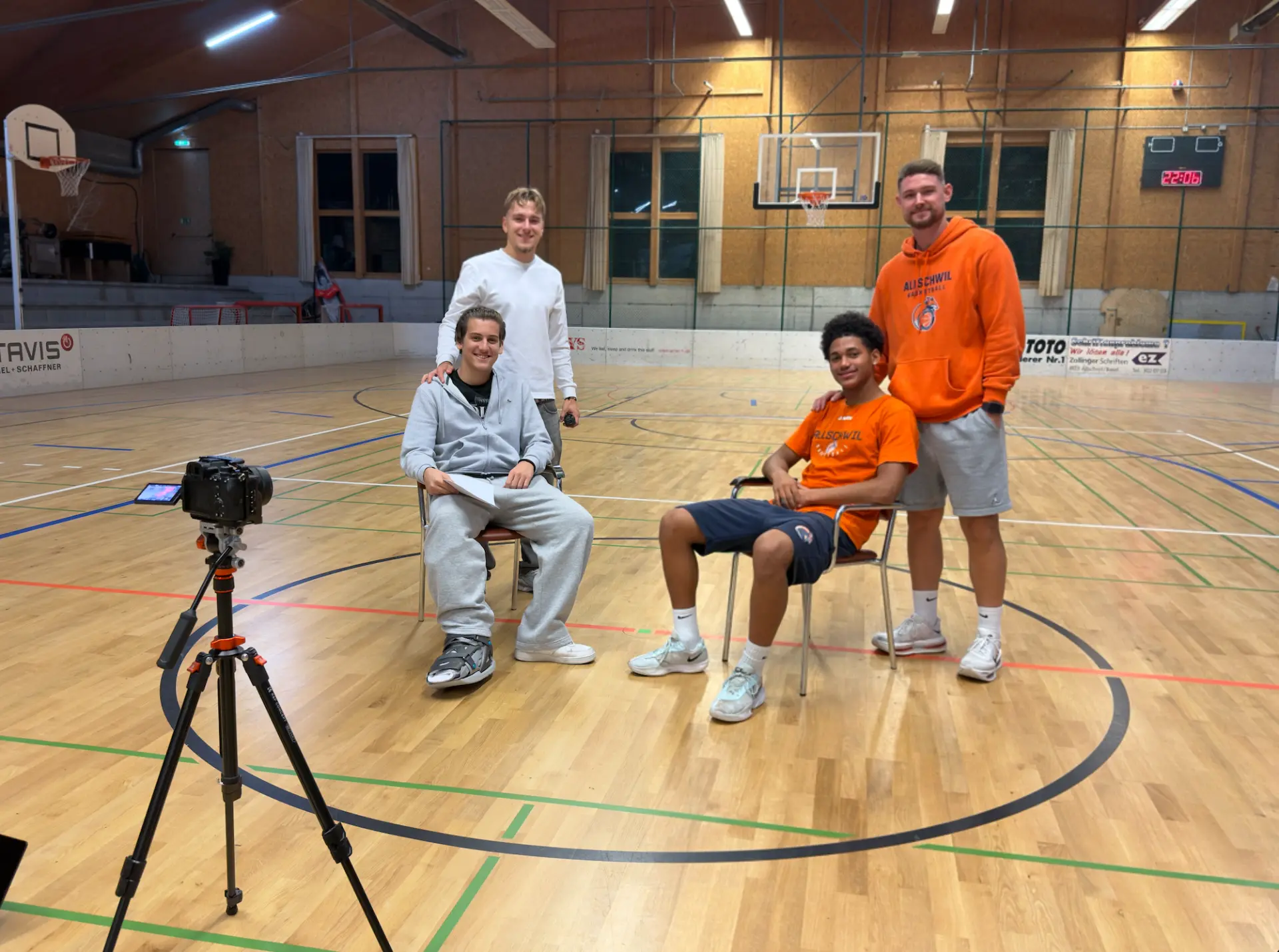 Élèves de l’AGS Basel avec un joueur senior et l’entraîneur principal de BC Allschwil pendant l’interview