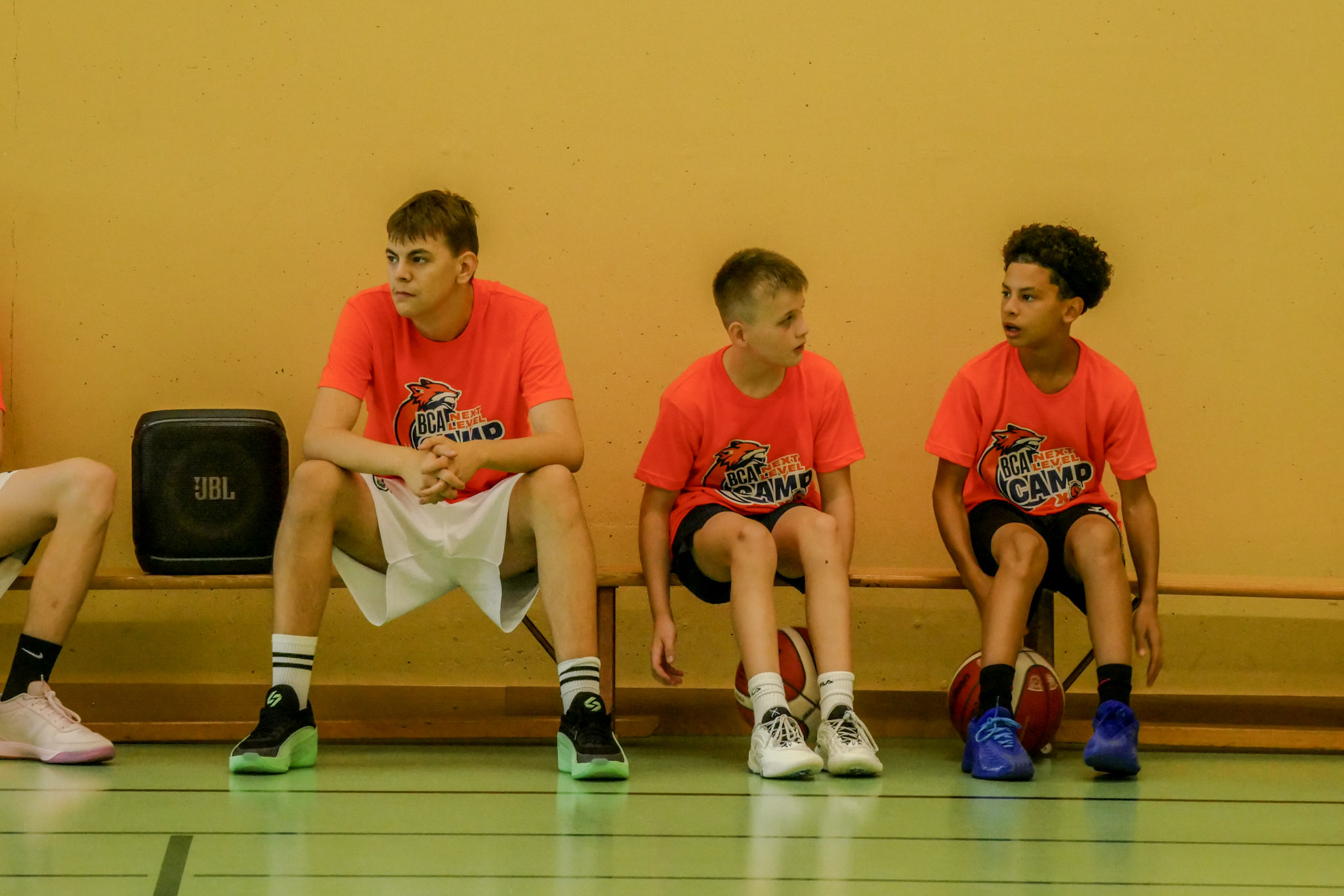 Camper stehen zum Wurftraining bereit