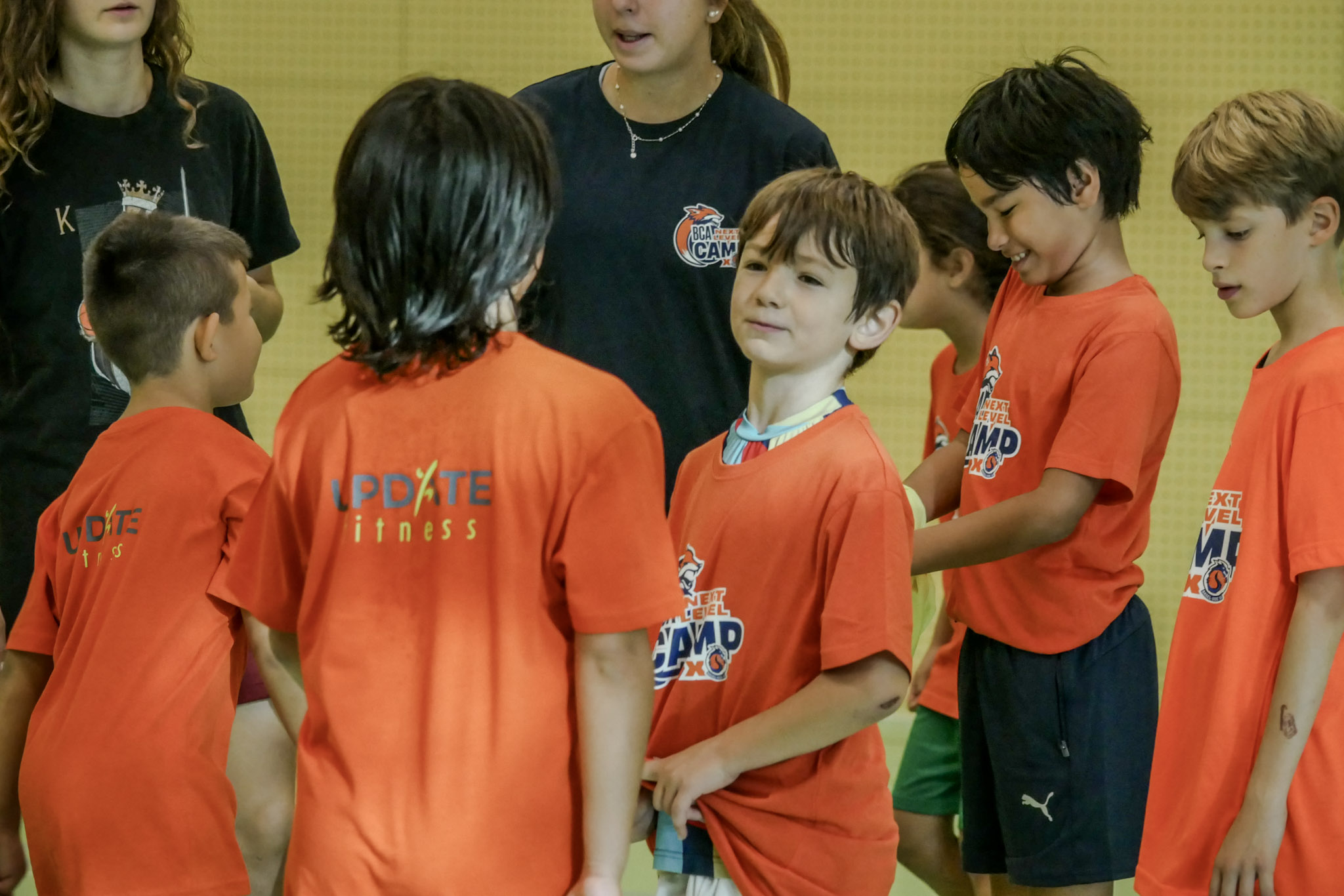 Camper und Trainer versammeln sich zur Teambesprechung